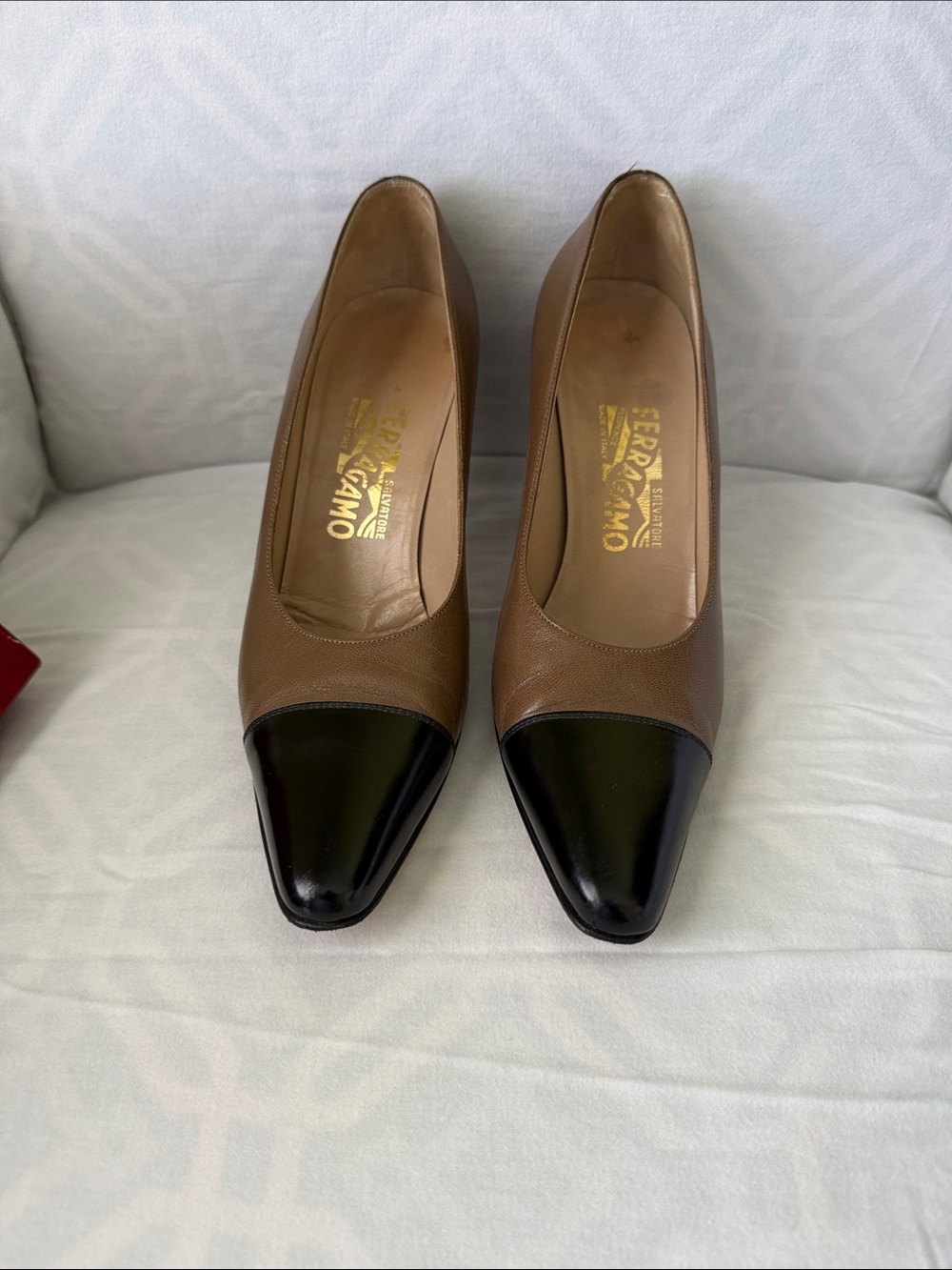 Salvatore Ferragamo spectator heels. Size 8.5B Classic vintaged EUC.